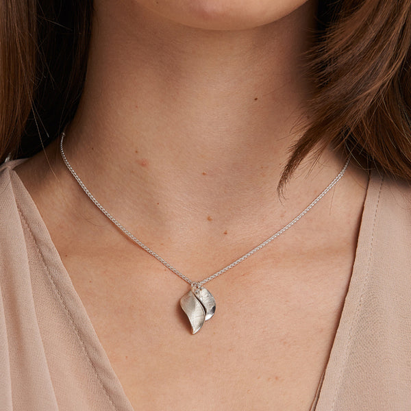 Mavilo Two Leaf Pendant