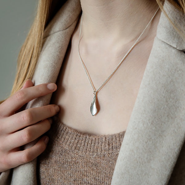 Lilium Medium Single Calla Lily Pendant